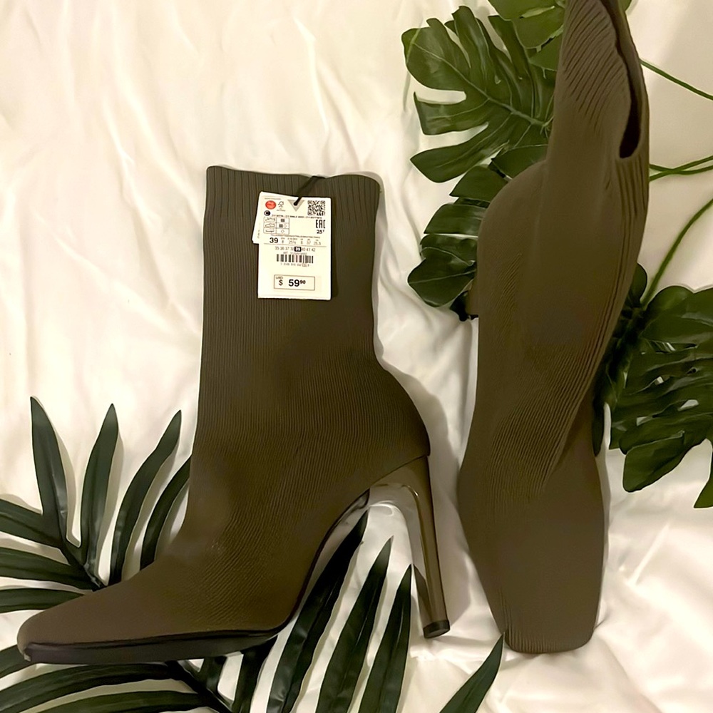Gorgeous Olive green Ankle boots size 8